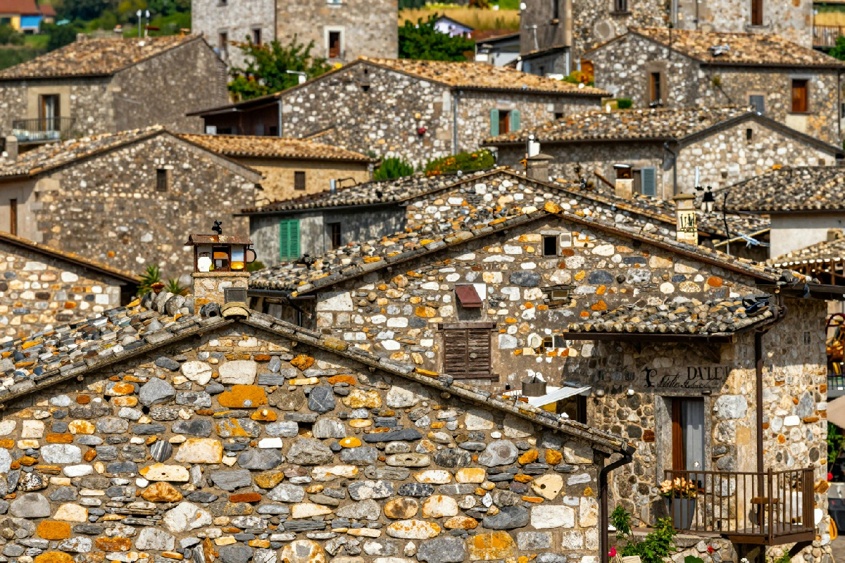 3 motivi per cui questo borgo italiano è avvolto dal mistero: la pietra che lo rende unico