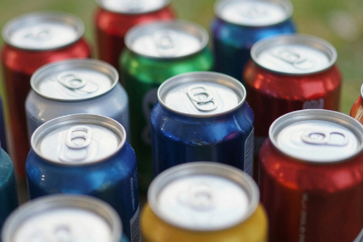 Cosa sta succedendo alle lattine delle bibite e quali sono le nuove normative sui divieti?